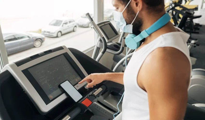 Gym user tracking workout performance and fitness progress on exercise equipment